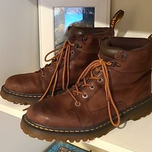 Dr. Martens Men's lace up boots. Excellent condition!